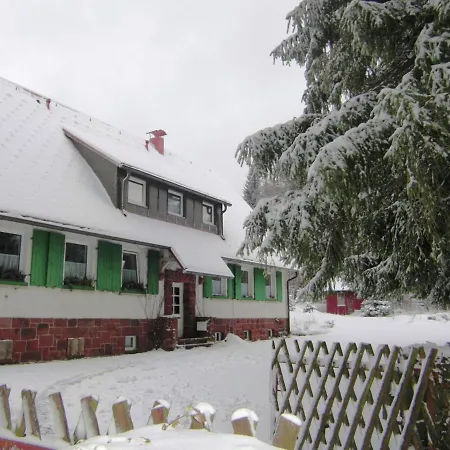 Modern In Tabarz/thuringer Wald With Garden アパート *